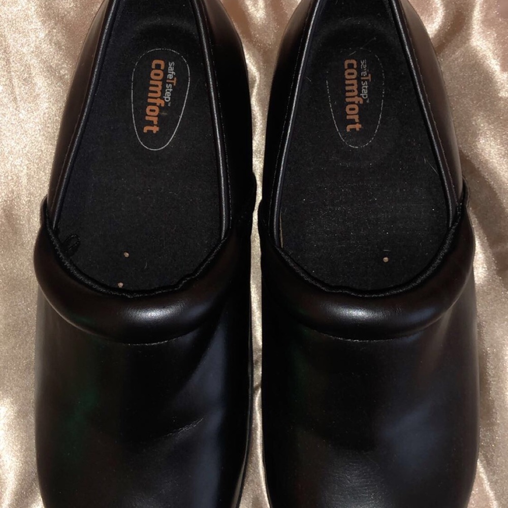 Doctors safe t step comfort black clogs
